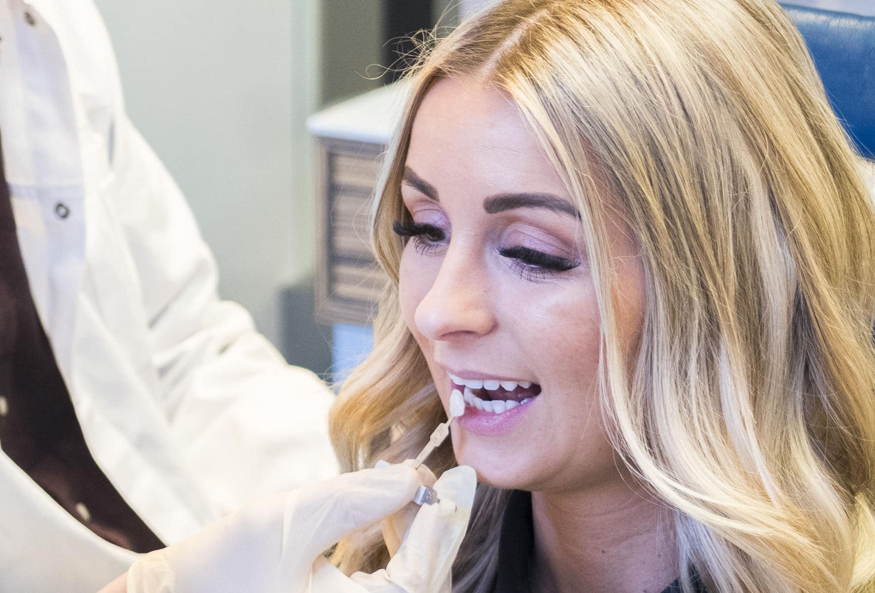 Veneers Behandlung in Köln bei den Zahnärzten im Bazaar